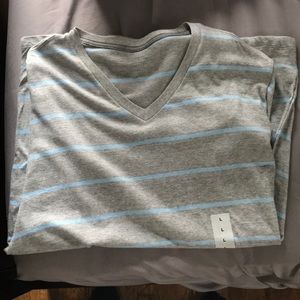 Old navy tee size large in adult